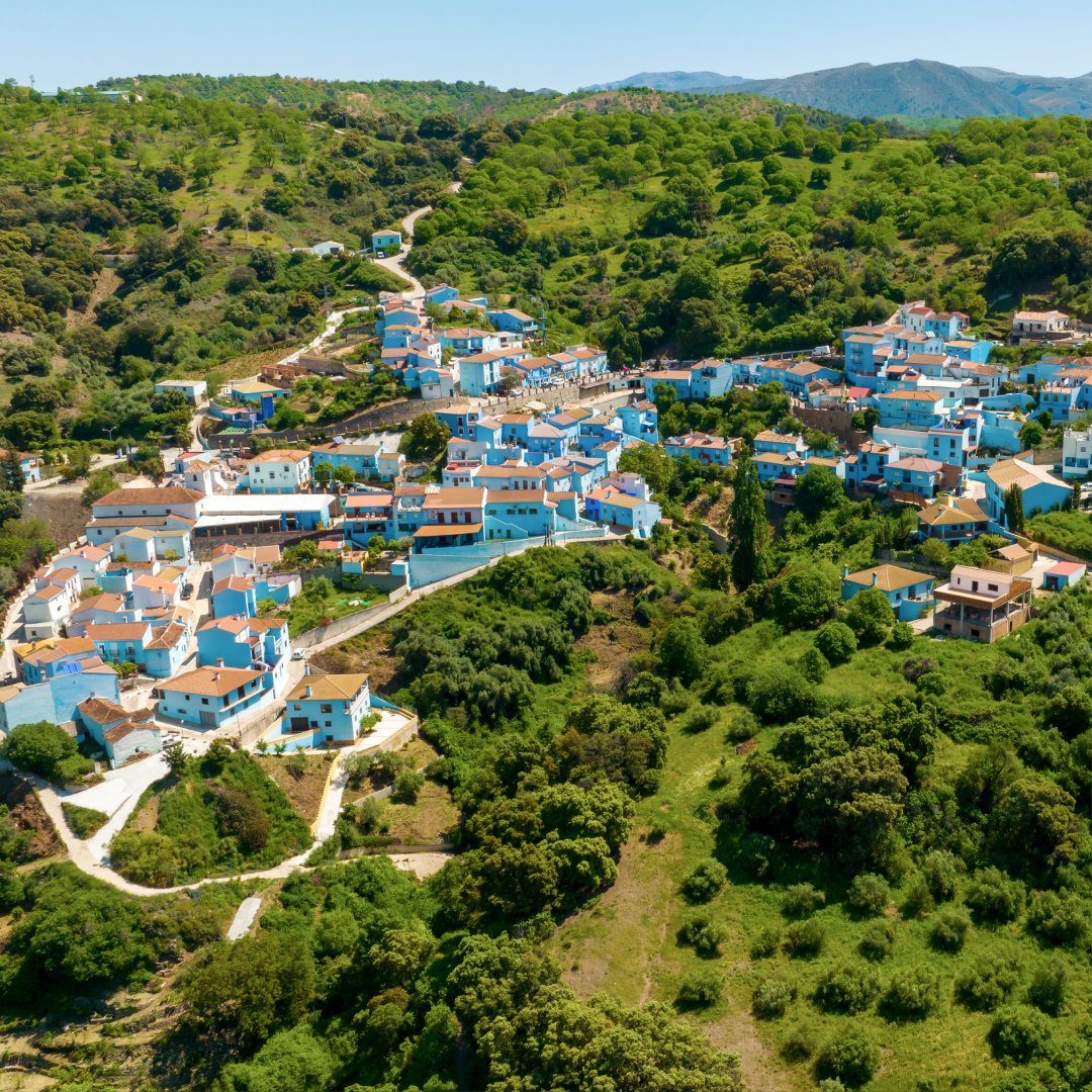 vivecostadelsol's tweet photo. ¿Conoces #Júzcar, la #AldeaAzul de la #CostadelSol? Su historia empieza en 2011, cuando fue elegida para celebrar el estreno de la película "Los Pitufos". El pueblo se pintó de azul. Puedes visitar Júzcar no encontrarás un sitio parecido. @turismojuzcar https://t.co/7h3Bg7qbc0