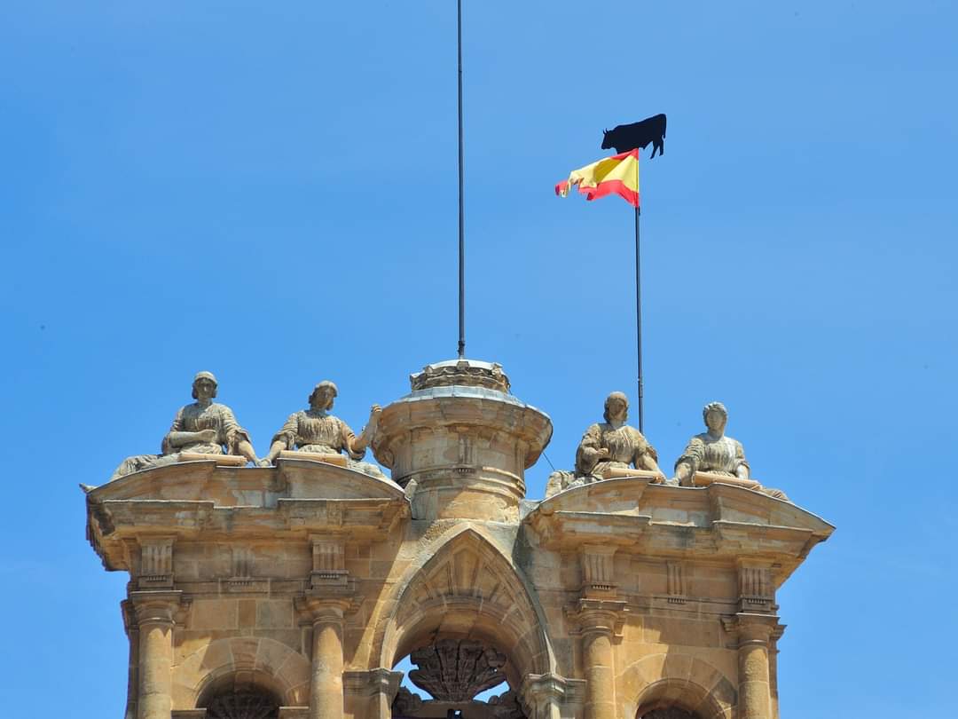 🐂 AL CIELO CON LA MARISECA

Hoy día 25 de julio, ya está en la espadaña del Ayuntamiento la MARISECA un año más.

Como siempre por estas fechas, ya estamos contando los minutos, horas y segundos para que comience nuestra Feria Taurina, "Virgen de la Vega" 2022.

1/2...