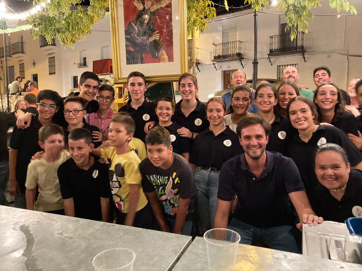 El futuro de la Hermandad está asegurado. 
📷 Grupo Joven de la Hermandad en el chiringuito de la Velá de Santa Lucía