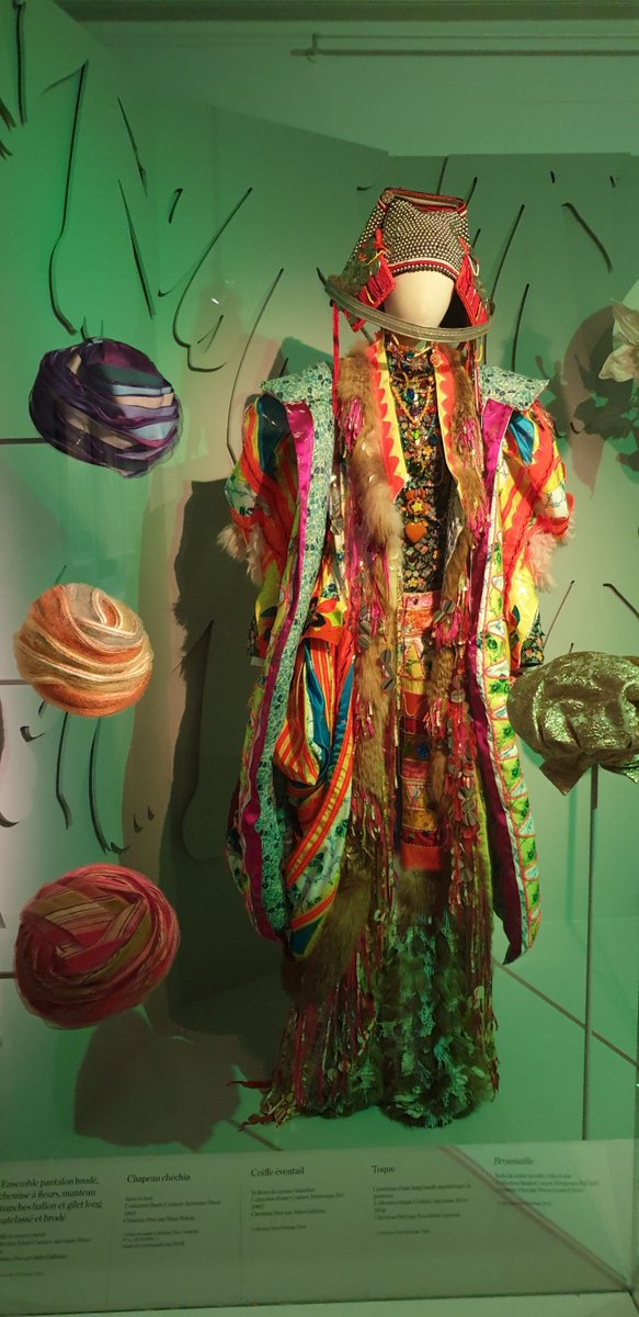 #Exposition 
Le <a href="/MuseeDior/">Musée Christian Dior</a> de #Granville consacre sa saison 2022 à l'art du chapeau avec son exposition "#Chapeaux <a href="/Dior/">Dior</a> !" visible jusqu'au 30 octobre prochain au sein de la maison d'enfance du couturier, la fameuse villa "Les Rhumbs".

#StephenJones