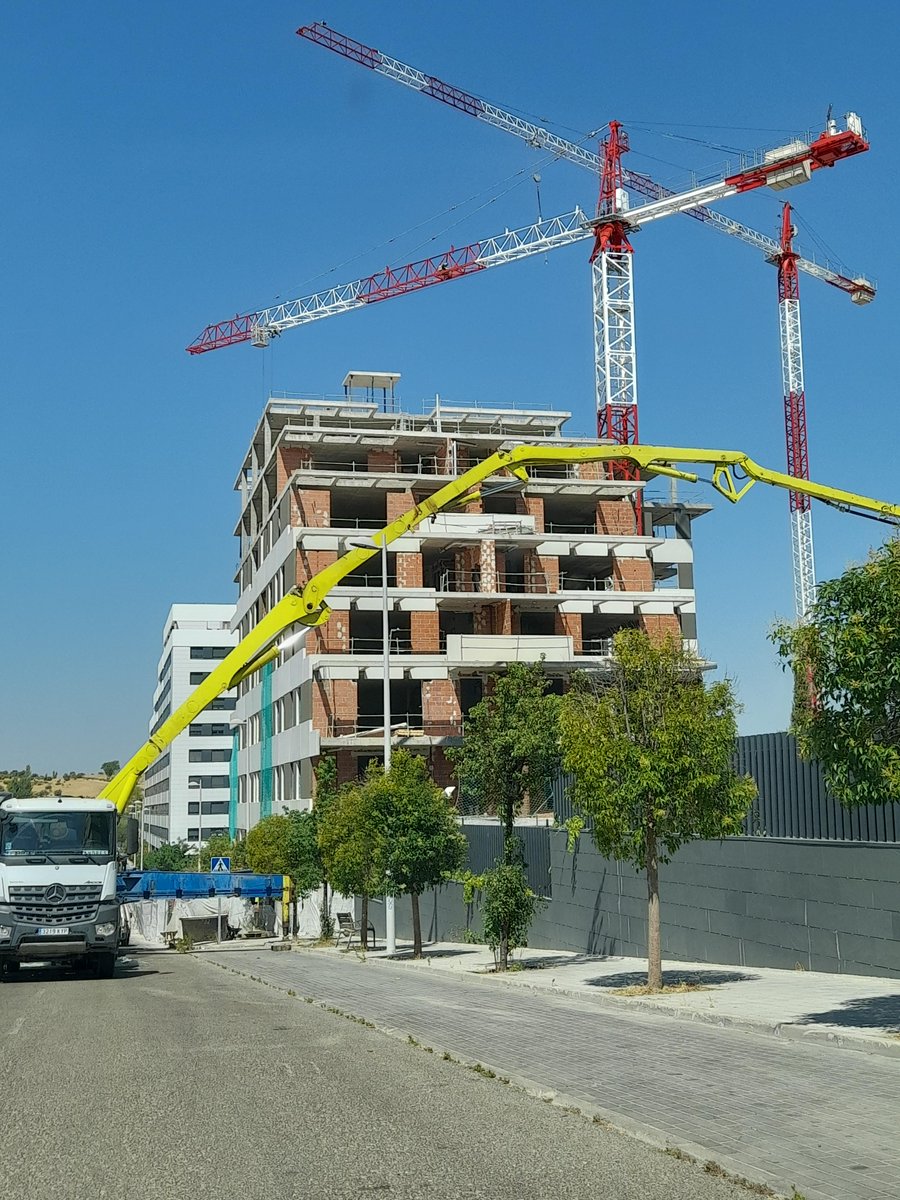 Avance de obra de la promoción AIRBOX, en Madrid 🏗️.

Iniciamos la ejecución de instalaciones en el interior de las viviendas; suelo radiante, fontanería, saneamiento y electricidad. Desde el exterior, apreciamos el gran avance en la colocación de paneles exteriores.
