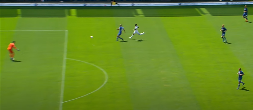 SaschaFltr's tweet photo. Selbst wenn der Ball sauber kommt: welche Optionen hätte #Eisele? Da er sich nicht nach hinten absetzt hat er weniger Zeit um den Ball zu verarbeiten & ggf. den Passwinkel zu öffnen. Weiter hinten ist der Pressingweg für den Stürmer auch weiter.
#KSCFCM #KSC #KSCmeineHeimat https://t.co/JSiHBEQMI7