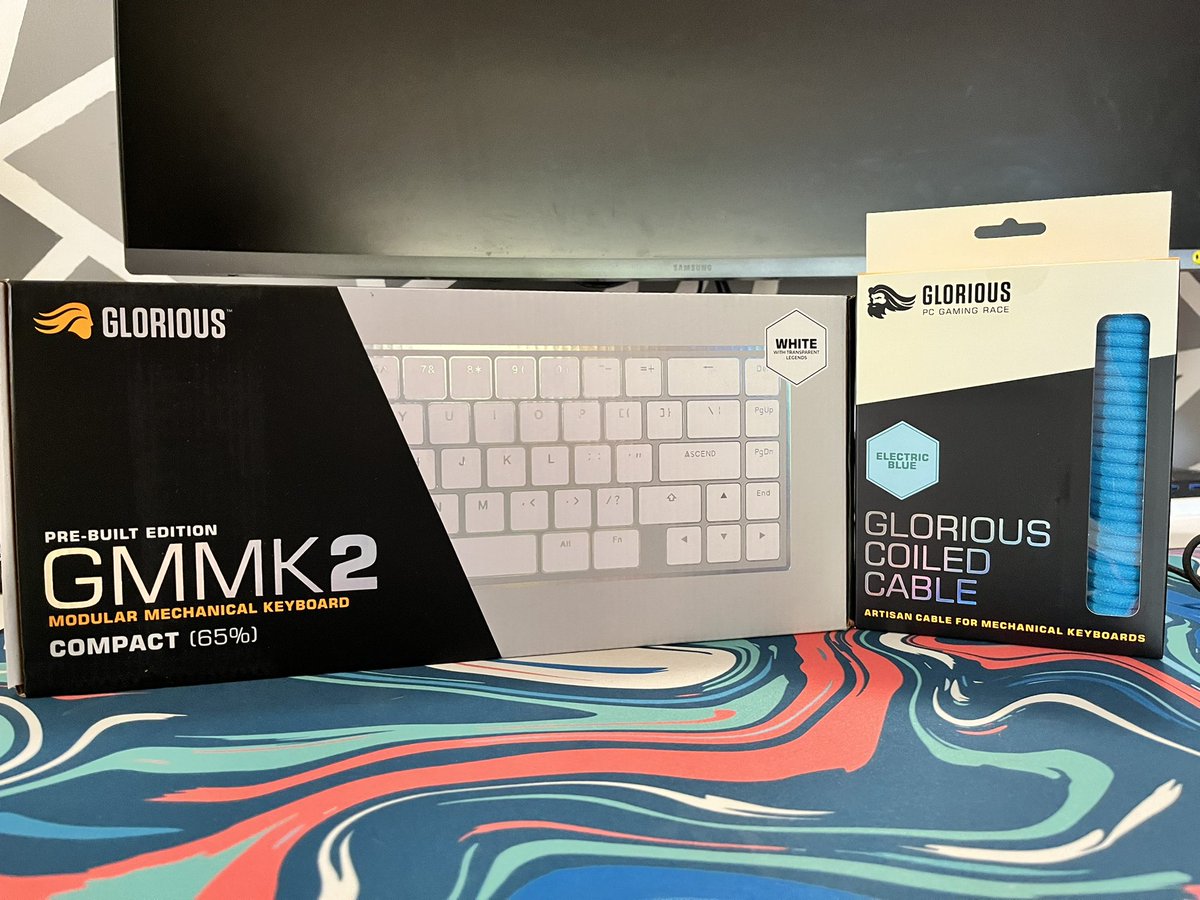 MadajGaming's tweet photo. While recovering from surgery my package from @Glorious arrived and it’s perfect!

Loving the ocean keycaps and the Glorious Fox Switches 🤩😍 https://t.co/Q8DKmuvW87