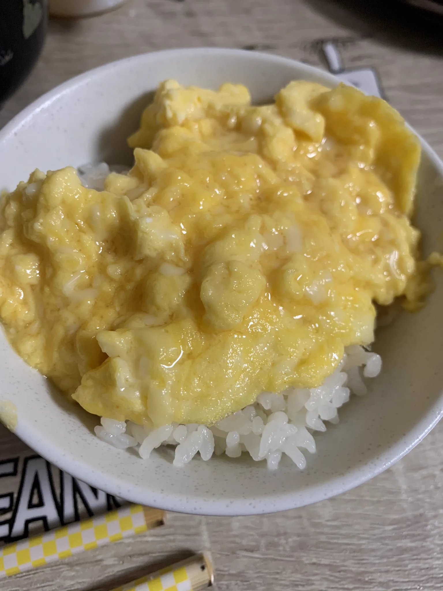 美味しそうだなって思って山本ゆりさんのだし玉チーズ丼作ってみた。
お熱な娘さんも卵混ぜるのやるーって台所来た  