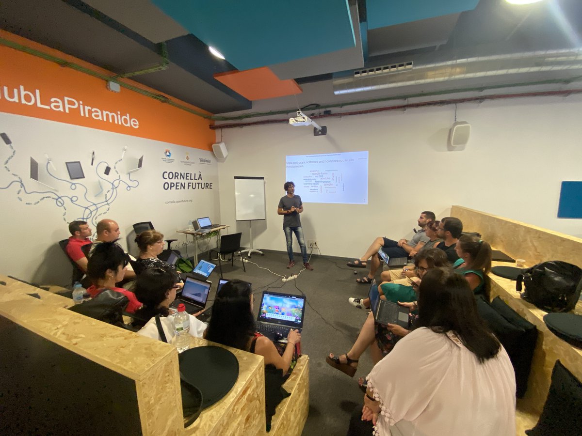 SistemaTHEAD's tweet photo. Avui tenim la sessió 6 dins la formació "Innovating in education to make a better world for all":
* Sessió de Flipped Classroom i eines TIC per @ramonpavia 👏👏
amb @mmprofuture en el #viverdeempreses #cornellaopenfuture #procornella #HubLaPiramide https://t.co/R39VqXe9K5