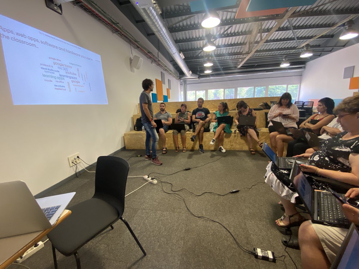 SistemaTHEAD's tweet photo. Avui tenim la sessió 6 dins la formació "Innovating in education to make a better world for all":
* Sessió de Flipped Classroom i eines TIC per @ramonpavia 👏👏
amb @mmprofuture en el #viverdeempreses #cornellaopenfuture #procornella #HubLaPiramide https://t.co/R39VqXe9K5