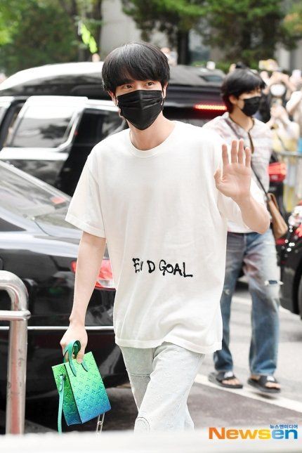 seokjin updates on X: KIM SEOKJIN AT VIP PREMIERE with his favorite Louis  Vuitton bag #BTSJIN  / X