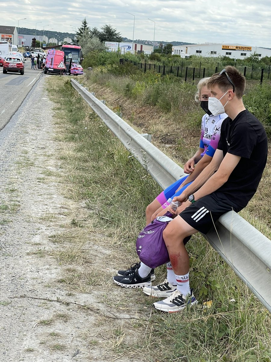 mvangramberen's tweet image. Voor 1 keer niet aan het aanvallen, maar rustig in de berm om z’n vriendin @urskazigart aan te moedigen: @TamauPogi #TDFF @sporza_koers