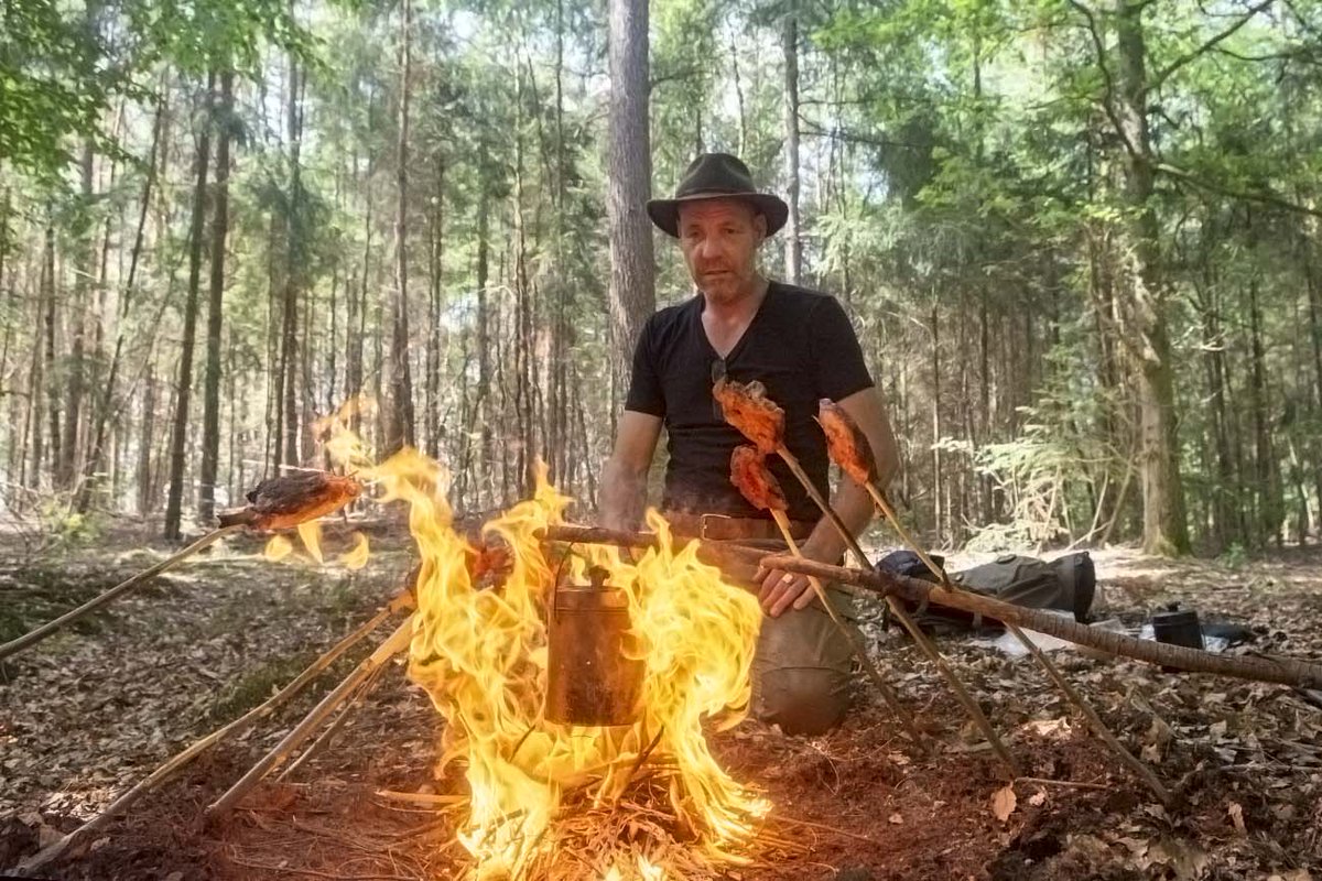 Ik ging op Bushcraft excursie in Overijssel. En het was gaaf, kijk maar: bit.ly/3OB0jgW