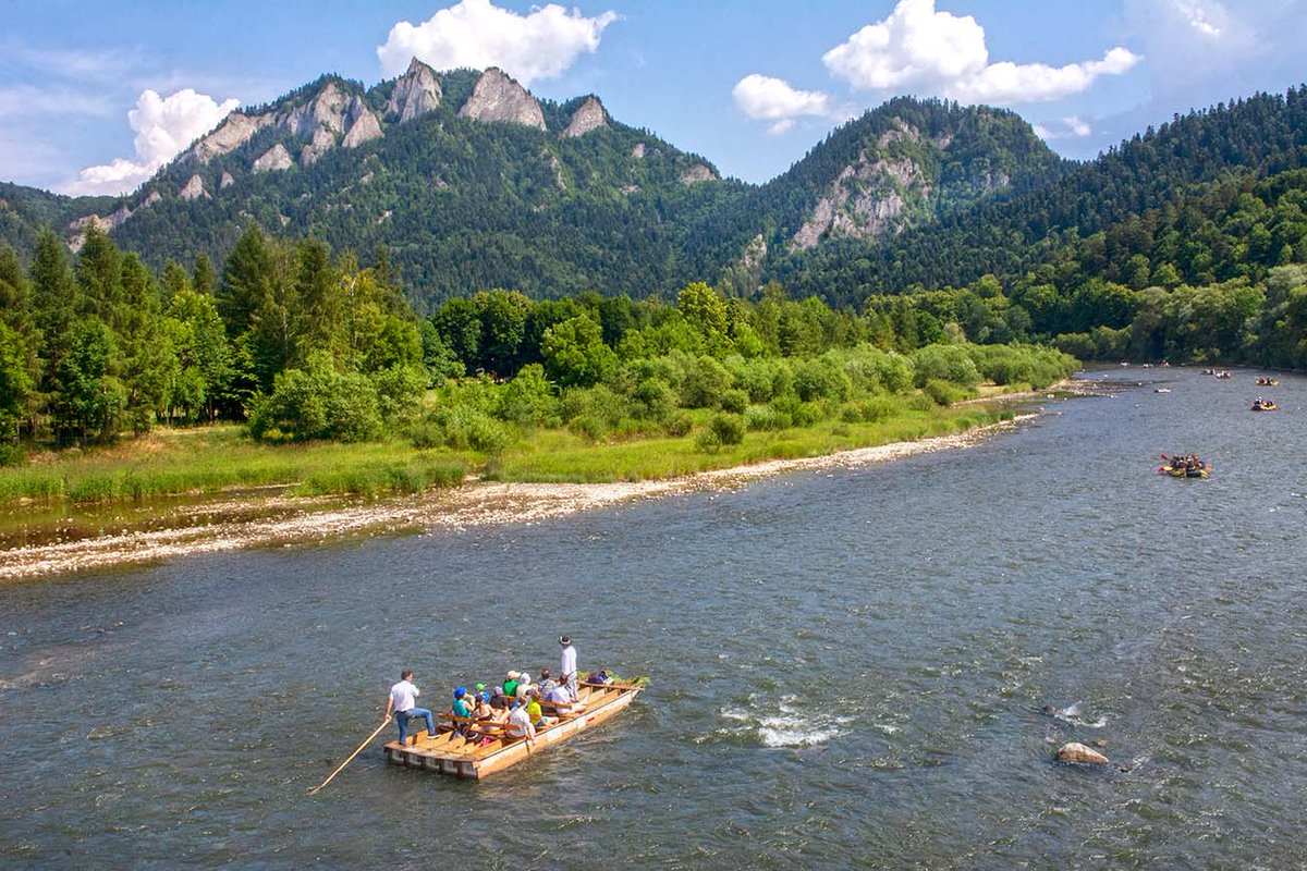 Ik voer op een traditionele houten raft door het Pieniny National Park in Polen. Het was gaaf, lees maar: bit.ly/3z7Mf99