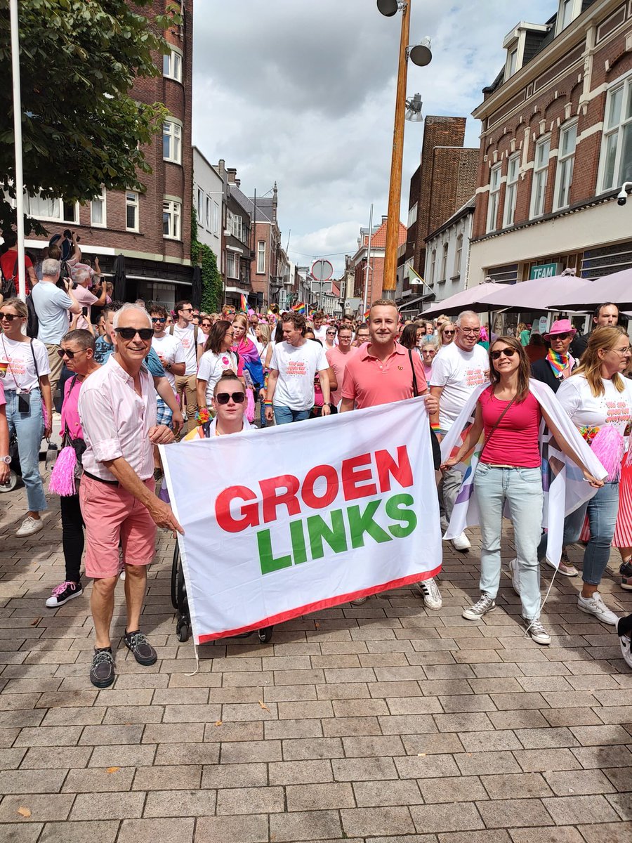 Vandaag vieren we Roze Maandag 💕

In Tilburg moet iedereen zichzelf kunnen zijn. En houden van wie je wilt. 

Die boodschap vinden we als <a href="/GLTilburg/">GroenLinks Tilburg</a> belangrijk. En daarom lopen we vandaag mee met de Pride Walk! 🏳️‍🌈🏳️‍⚧️

#TilburgseKermis #loveislove #jezelfkunnenzijn