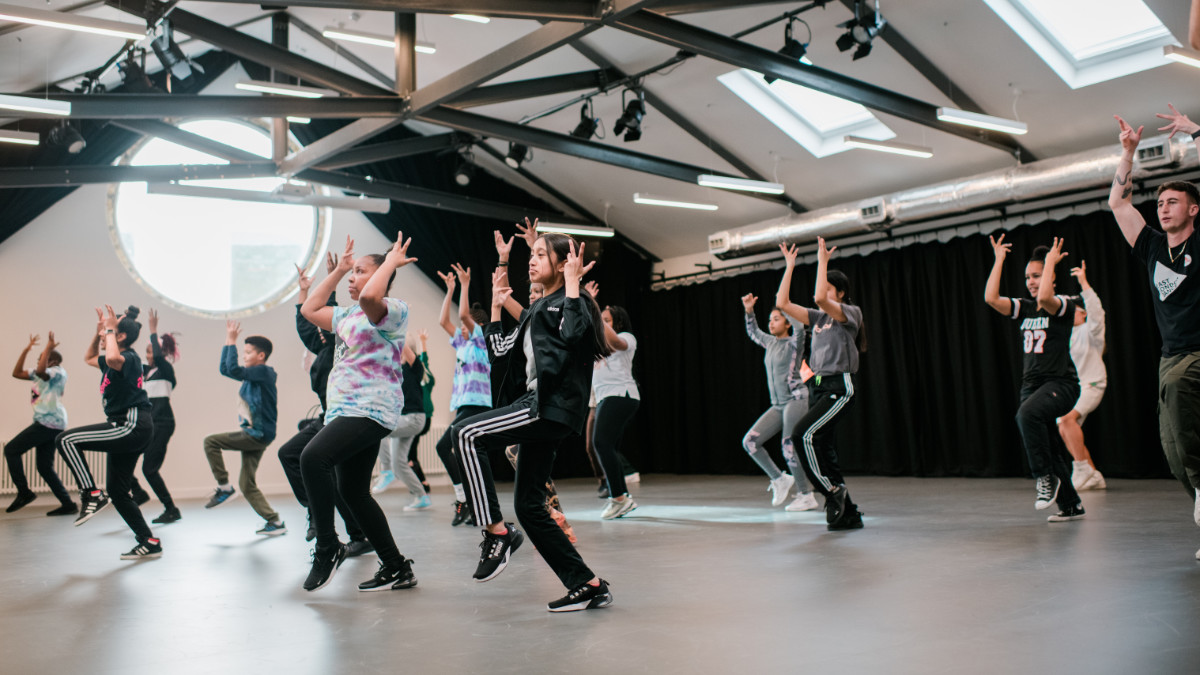 Aged 14-19 &amp; looking for a creative project to get stuck into this summer?

Join us at the Talent House this August for a week of dance discovery to co-create a piece of choreography for performance at the Olympic Park this September.

Sign up here👇
bit.ly/ELDEastBankPro…