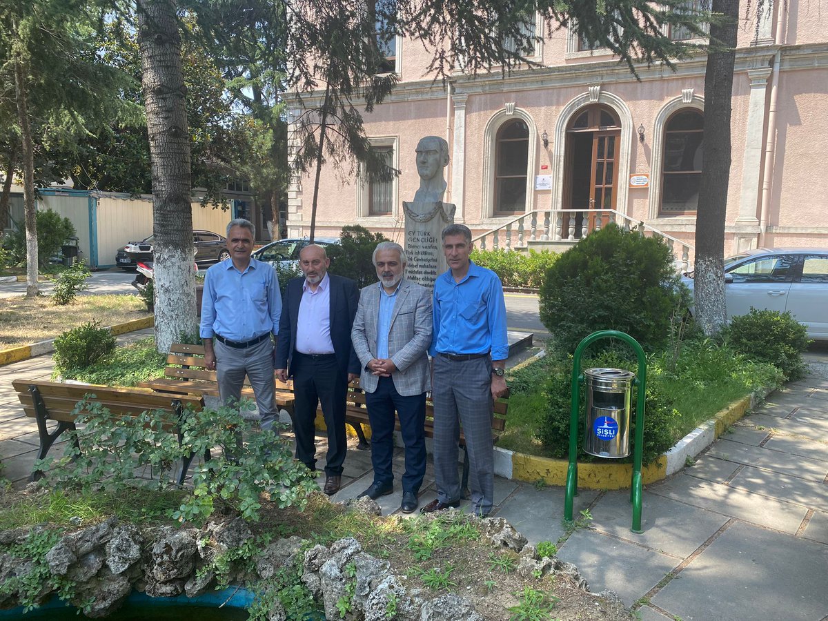 BagcilarMem's tweet photo. İlçe Milli Müdürümüz Sn.@19_mstfylmz , Şube müdürlerimiz @Nihataltintas52 ve @hackorkmaz2 Şişli Zincirlikuyu İSOV Mesleki ve Teknik Anadolu Lisesi Müdürü @arkin_polat'ı ziyaret ettiler. https://t.co/5M2YHPb7PS