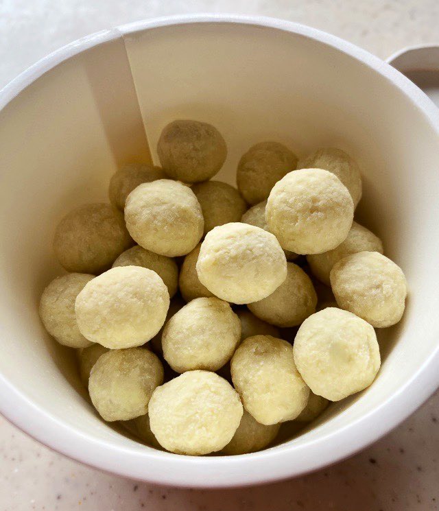 エゾリス 遅延型アレルギー 生のブルーベリーをホワイトチョコでコーティングした 大地の滴 噛むとプチっと弾けて ブルーベリー の酸味とチョコの甘さが丁度良い 初めてゲット お一人様5個まで しかも賞味期限3日 ちなみに1個500円 販売期間が エゾリス 遅延型アレルギー 生のブルーベリーをホワイトチョコでコーティングした 大地の滴 噛むとプチっと弾けて ブルーベリー の酸味とチョコの甘さが丁度良い 初めてゲット お一人様5個まで しかも賞味期限3日 ちなみに1個500円 販売期間が