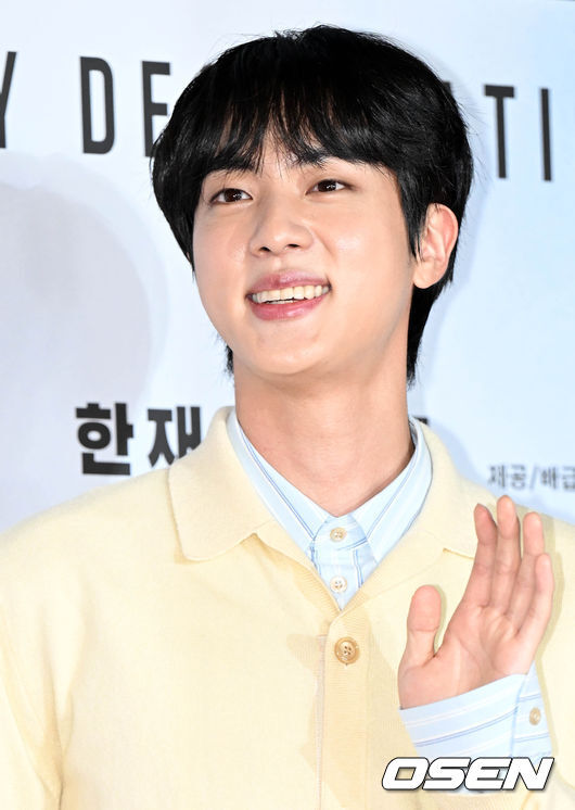 chizikook_'s tweet photo. Pict Seokjin Red carpet Vip premier emergency declaration: https://t.co/QPSowCrNog