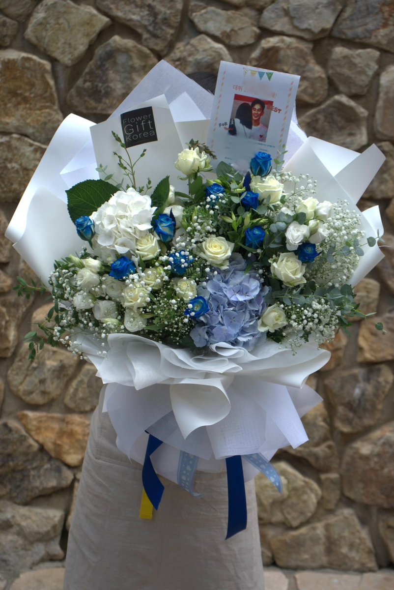 bubbleinyourtea's tweet photo. Late but hope Soohyun well-receives my letter &amp; flowers.

Blue &amp; white bouquet (w/ roses) as big as his personality 💙

Congratulations again on the 15th anniversary! I’m so proud of what he has achieved &amp; honored to have witnessed it 😍

#KimSooHyun  
#15YearsWithKimSooHyun https://t.co/pNnIY4bOcw