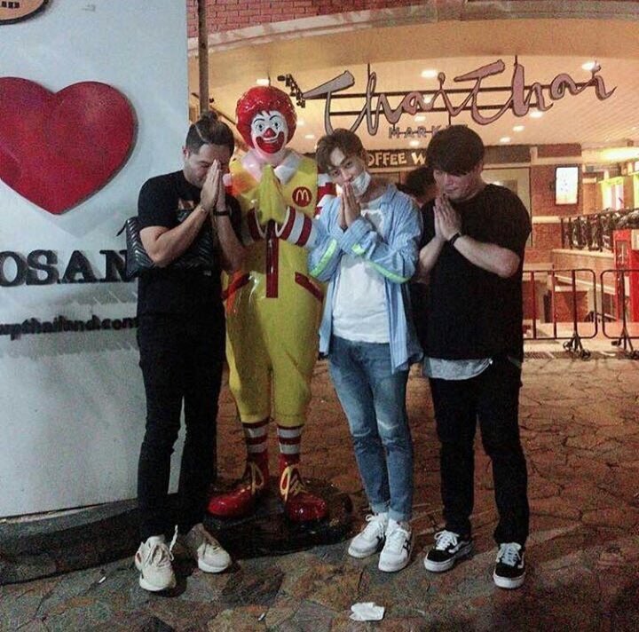 fernseelee's tweet photo. เอสเจมาไทย
ไปเที่ยวชมวัฒนธรรมเมืองกรุง❌
ไปข้าวสาร วิ่งสวนลุม หาตัวเหี้ย กินMK✅ https://t.co/UDDGl21nRr
