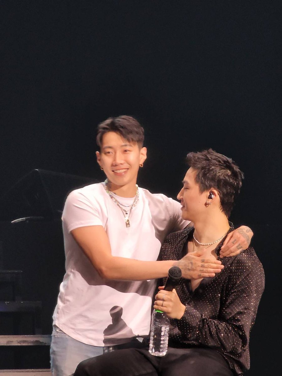aomgh1ghrarea's tweet photo. Jay Park doesn’t give out hugs much often, so thank you for hugging him these past months @jaybnow_hr 🙏🏼😭 https://t.co/O1n5lrKlCu