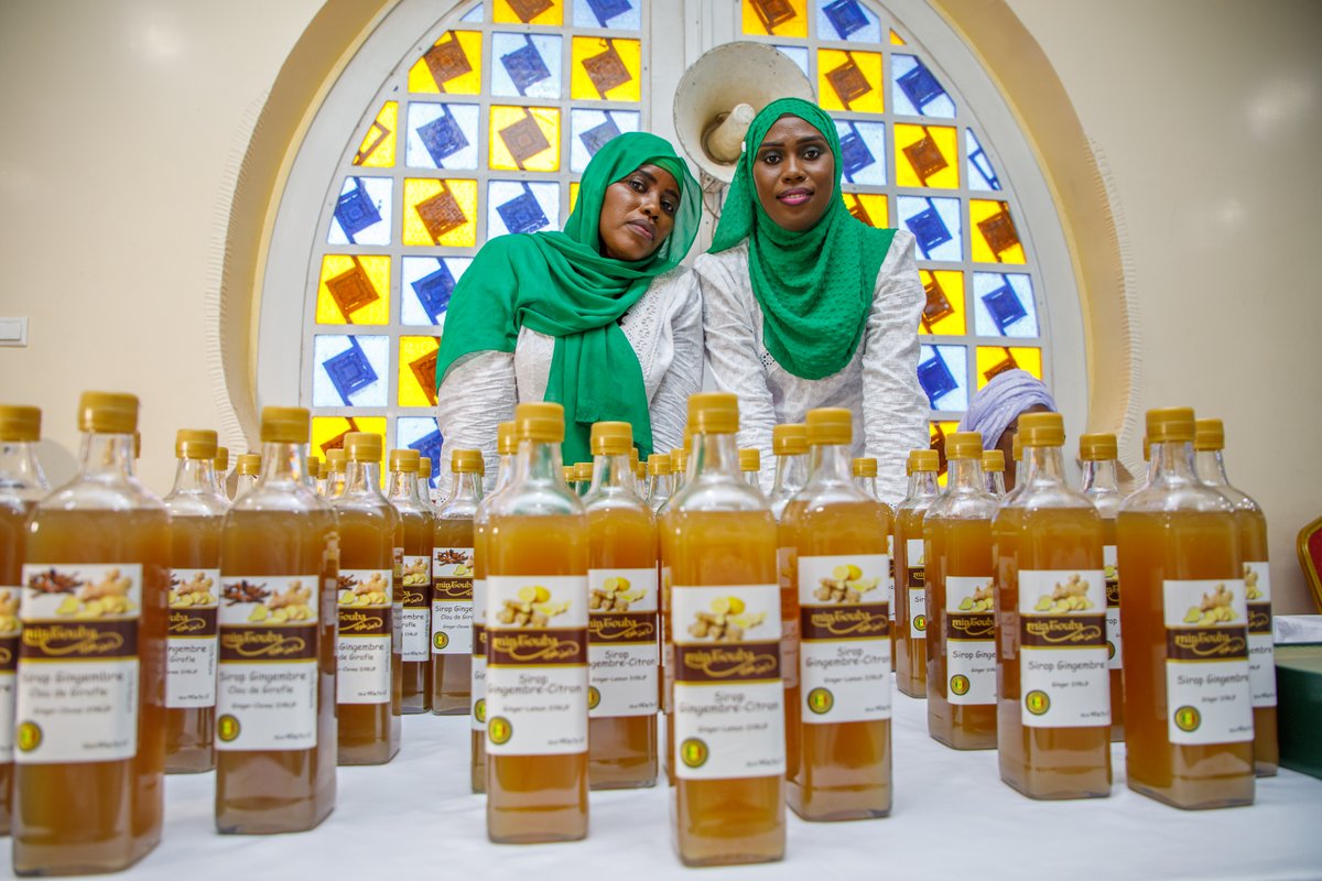 onufemmesSN's tweet photo. A travers une cérémonie de remise d'attestations tenue le 24 juillet à #Touba, @onufemmesSN boucle la formation de 1⃣0⃣0⃣0⃣ #femmes de la ville religieuse. A côté des savons, jus et sirops à base de produits locaux, elles ont réalisé une innovation : le sirop de café Touba. https://t.co/aU0gPdUg9q