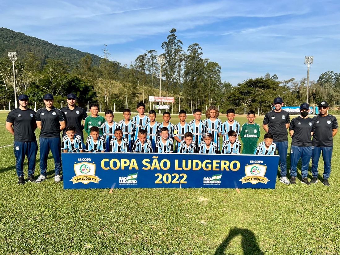As equipes sub-11 e sub-13, da Área de Formação da Escola do Grêmio, estão em São Ludgero, interior do estado de Santa Catarina, onde disputam a 5ª Copa São Ludgero, entre os dias 23 e 30 de julho. Os gremistas venceram todos os jogos do primeiro dia de competição. 🇪🇪 #Formação