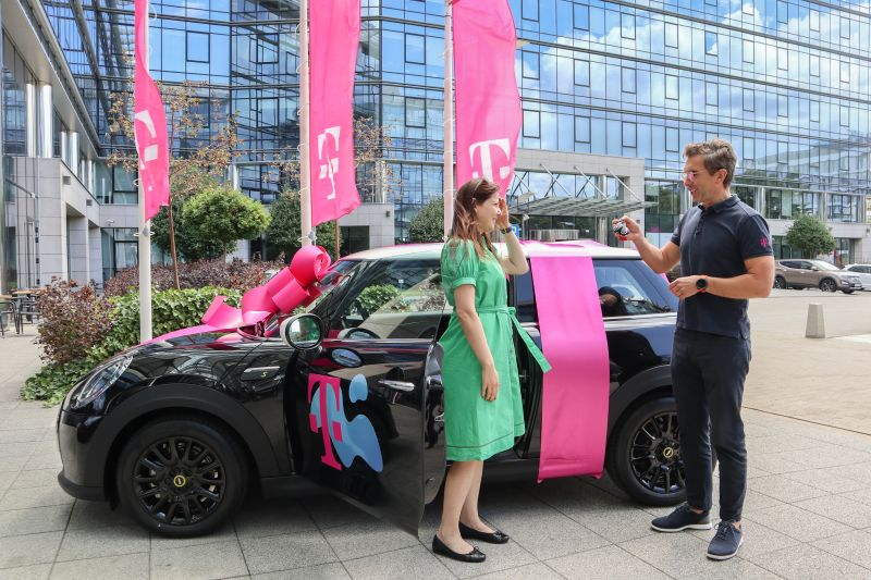 TMobilePolska's tweet photo. Lubimy uśmiech na twarzach naszych klientów.☺️Pani Anna jest z nami od 17 lat, a dodatkowo zdobyła 1 miejsce w naszym konkursie. W zeszłym tygodniu wręczyliśmy jej kluczyki do głównej nagrody. Czy ten uroczy i w pełni elektryczny Mini Cooper mógł trafić w lepsze ręce? 🥰 https://t.co/7EttoDCWPO