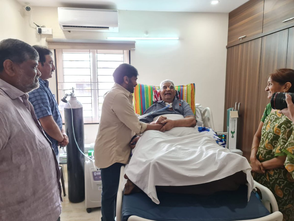 KChiruTweets's tweet photo. పెద్దలు శ్రీ కైకాల సత్యనారాయణ గారి పుట్టినరోజున,వారిని కలిసి జన్మదిన శుభాకాంక్షలు తెలియచేయటం ఎంతో సంతోషాన్ని సంతృప్తిని ఇచ్చింది. 
ఆ భగవంతుడు వారికి సంపూర్ణ ఆయురారోగ్యాలు ఇవ్వాలని కోరుకుంటుంటున్నాను 💐💐🙏🏻 https://t.co/Dt2Yo2rp6i