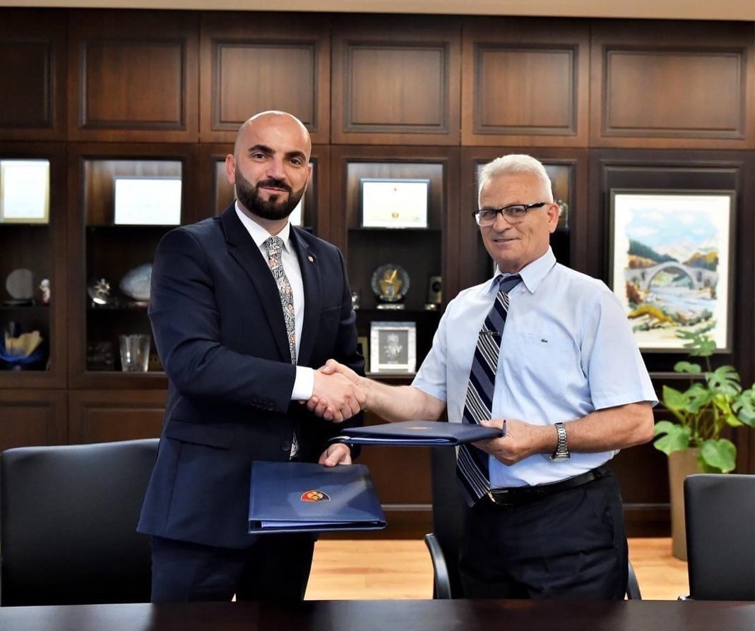 cespolice's tweet photo. Signing of the Collective Agreement between the President of the Albanian Police Union, Sadetin Fishta and the Director of the National Police of Albania, Gledis Nano.
Congratulations 👏👏👏
#SPPSH #Albania #CESP #police #policeunions #socialdialogue
@cespolice https://t.co/bd9MOd1NCQ