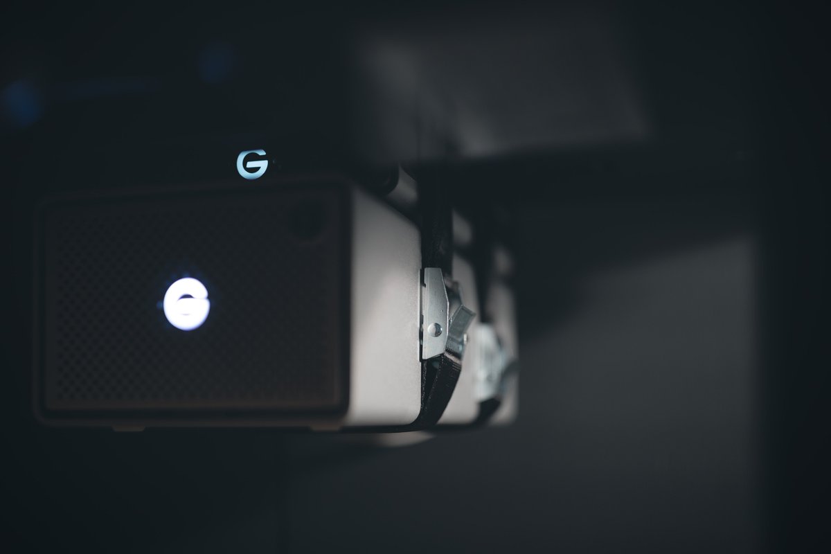 h1dekazz's tweet image. #PREDUCTS  さんに送っていただいた試作品のブラケットで、2台の外付けHDDをデスク裏に取付け。

荷締めベルトと組合わせて、がっちり固定出来ました！

（PREDUCTSのベルトアダプターで取り付けた初回とは大違いの安定感！）

#gtechnology  #DIY