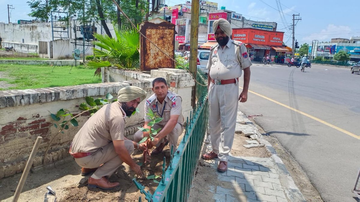 TrafficPatiala's tweet photo. ਅੱਜ ਵਣ ਮਹੋਤਸਵ  ਦੇ ਮੌਕੇ ਤੇ ਇੰਸਪੈਕਟਰ ਰਵਿੰਦਰ ਕੁਮਾਰ ਅਤੇ ਇੰਚਾਰਜ ਟਰੈਫਿਕ ਪੁਲੀਸ  ਸਿਟੀ 1 ਪਟਿਆਲਾ   ਸਮੇਤ ਟ੍ਰੈਫਿਕ ਸਟਾਫ ਦੇ  ਰੁੱਖ ਲਗਾਓ ਵਾਤਾਵਰਨ ਬਚਾਓ ਮੁਹਿੰਮ ਤਹਿਤ ਬੂਟੇ ਲਗਾਏ ਗਏ https://t.co/C20AAQ4CtX