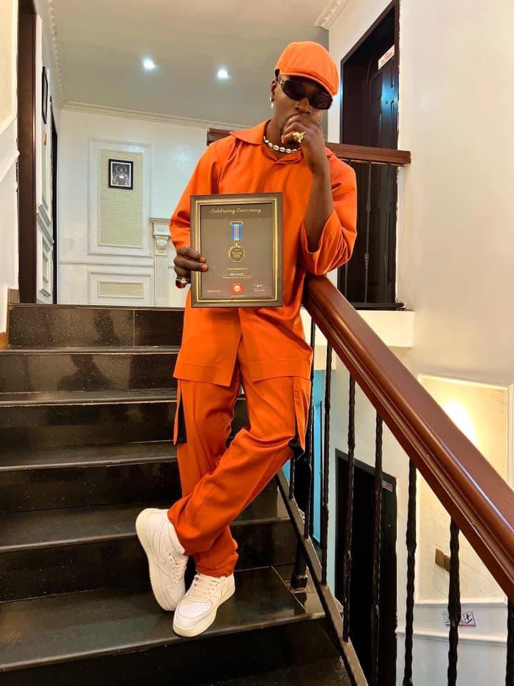 CEO @shinoblarke concepts bags “Stylist Of The Year” at the collection showcase last night… Congrats to Shino Blarke and more to come ✌️❤️ #IkwerreBoy #NewsUpdate #Portharcourt