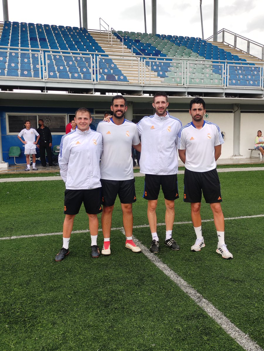 mbarrio10's tweet photo. Fútbol y vida. Experiencia inolvidable en Venezuela en el #ClinicsVenezuela con la @Fun_Realmadrid
Afortunado de haber compartido el día a día con @PauQuesadaT @javish92 @Sergiete5
GRACIAS ⚽️🇻🇪🤍 https://t.co/qRZJ6UmNMJ
