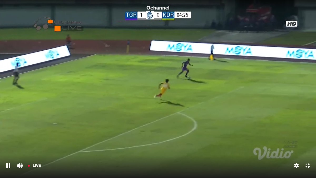 Saking gelapnya layar, itu kayak bayangan dribbling bola..