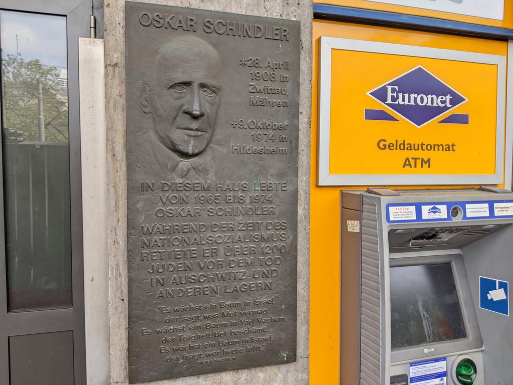 joleffers's tweet photo. Held im Viertel der Gestrandeten: »Schindlers Liste« ging um die Welt. Um Juden zu retten, trank Oskar Schindler einst Nazis unter den Tisch und lebte später zurückgezogen am Frankfurter Hauptbahnhof. Jetzt streitet man über ein angemessenes Gedenken. https://t.co/nILpGuhfHD (S+) https://t.co/L1Dp8qGYX6