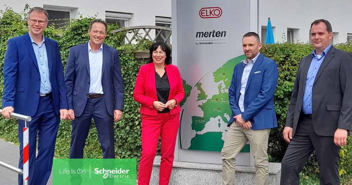 SchneiderElecDE's tweet image. Am 21.7. begrüßten wir die EU-Abgeordnete @MarionWalsmann am Standort Sondershausen. 🤝 Nach einem Blick hinter die Kulissen lobte sie u.a. unsere ambitionierte Nachhaltigkeitsagenda. 💚 spr.ly/6014zIvNp #SchneiderElectric #LifeIsOn #InnovationAtEveryLevel @cdu_thueringen