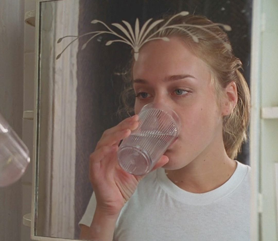 jatustein's tweet image. Chloë Sevigny in The Last Days of Disco (Whit Stillman, 1998) #ChloëSevigny #film #TheLastDaysofDIsco #WhitStillman #90s