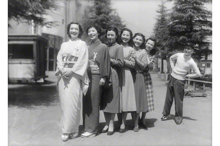 تويتر さとう على تويتر Rt Frtaxz 珍しい写真 東宝撮影所だと思いますが 女優たちが並んでいます 原節子 越路吹雪 島崎雪子 香川京子 岡田茉莉子と若山セツ子か 1950年代前半か T Co Vwllnuqjtx