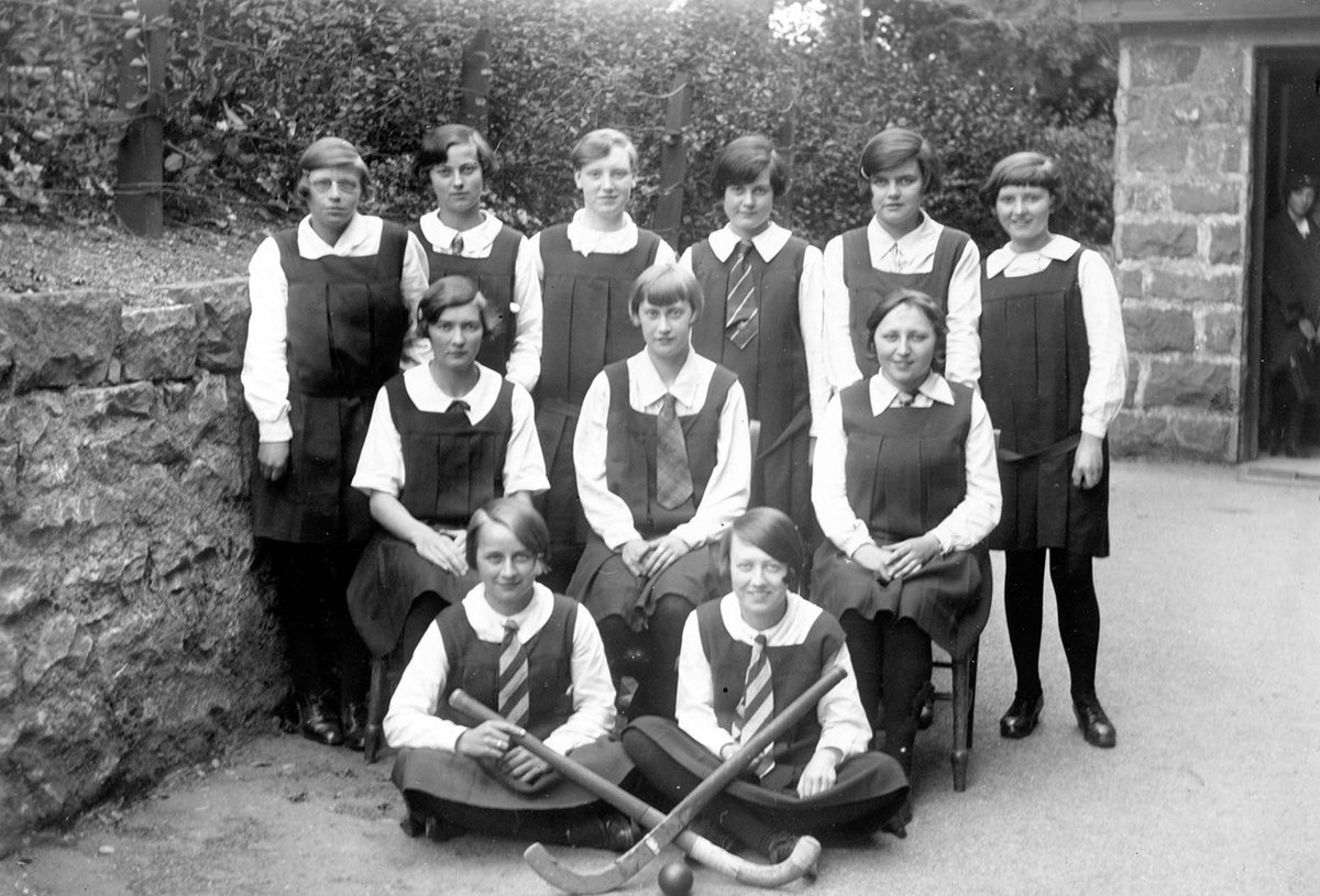 Mae Gemau’r Gymanwlad a gynhelir ym Mirmingham yn 2022, yn dechrau heddiw! 😁

#WyddochChi fod y Gemau wedi’u cynnal gyntaf yn 1930?

Dyma lun o dîm hoci merched Ysgol Ramadeg Llanrwst (Ysgol Dyffryn Conwy erbyn hyn) sy’n dyddio’n ôl i’r cyfnod hwn (1927-1928).