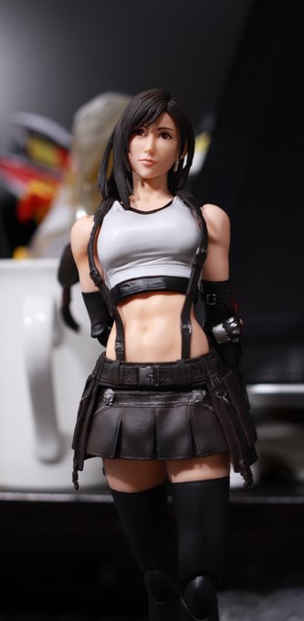 プレイアーツティファの顔、この写真だと大分良く見えるのがなんとも言えないというか 