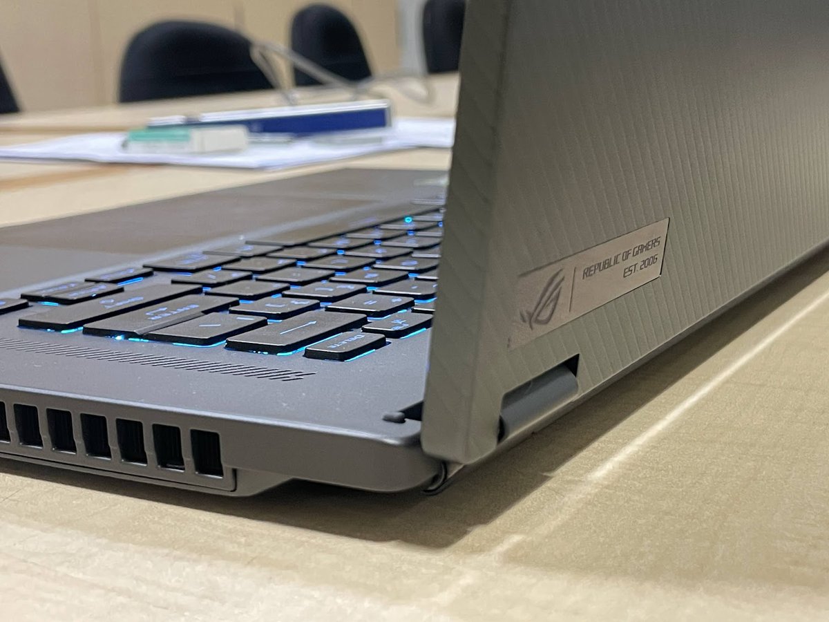 viveku's tweet photo. Is this a gaming laptop or for content creators? The upcoming #ROGIndia laptop with #Ryzen6000 checks many boxes #BeYouWithROG #AMDIndia and the #ROGNebula display is just (wait for my full review tomorrow) https://t.co/zXOSQzQ88Q