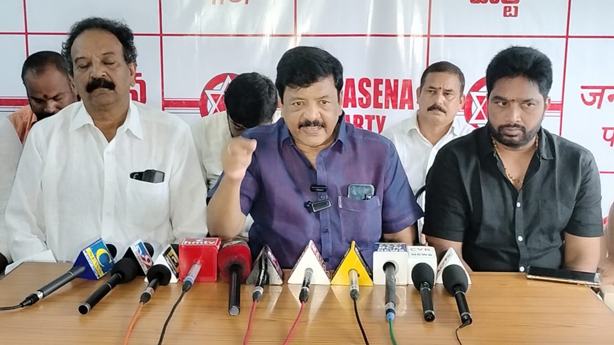 kanduladurgesh's tweet photo. తూ.గో. జిల్లా జనసేనపార్టీ కార్యాలయం లో ఏర్పాటు చేసిన పాత్రికేయ సమావేశం లో పాల్గోన్న ఇంచార్జులు, రాష్ట్ర కార్యదర్శులు.. వరద భాదితులకు 10,000 తక్షణసాయం అందించాలని, పంట నష్టం వెంటనే చెల్లించాలని, దెబ్బతిన్న రోడ్లను మరమ్మత్తులు చేయాలని డిమాండ్ చేయడం జరిగింది @JanaSenaParty https://t.co/DHT3571GJy