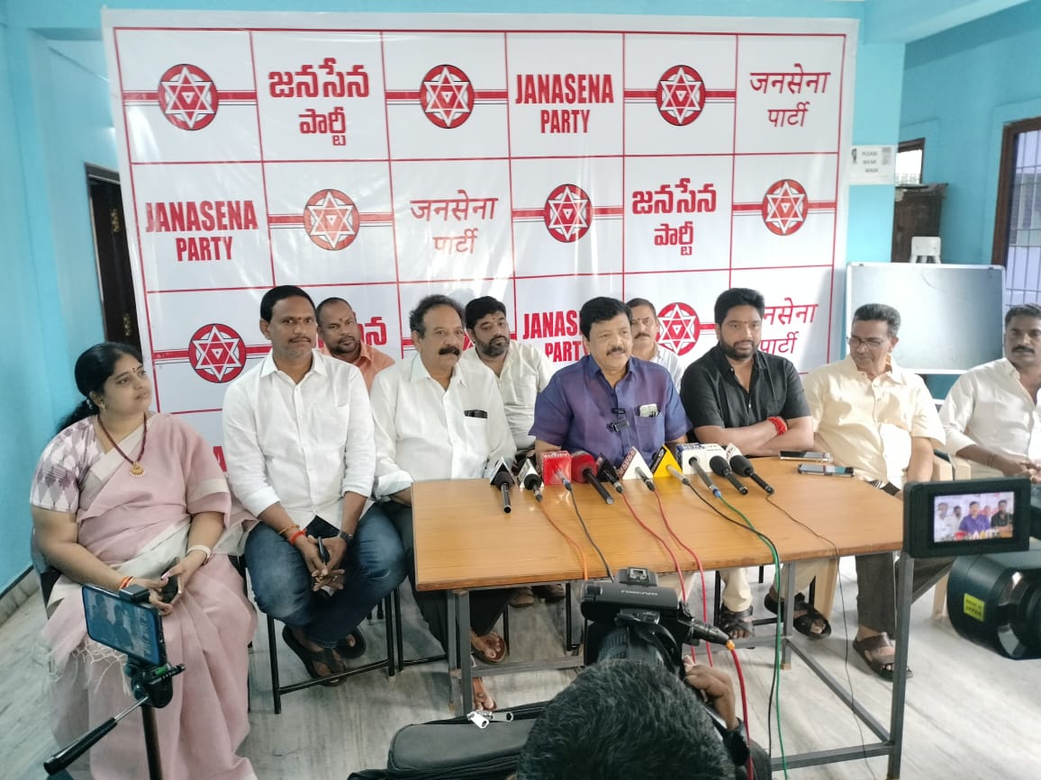kanduladurgesh's tweet photo. తూ.గో. జిల్లా జనసేనపార్టీ కార్యాలయం లో ఏర్పాటు చేసిన పాత్రికేయ సమావేశం లో పాల్గోన్న ఇంచార్జులు, రాష్ట్ర కార్యదర్శులు.. వరద భాదితులకు 10,000 తక్షణసాయం అందించాలని, పంట నష్టం వెంటనే చెల్లించాలని, దెబ్బతిన్న రోడ్లను మరమ్మత్తులు చేయాలని డిమాండ్ చేయడం జరిగింది @JanaSenaParty https://t.co/DHT3571GJy