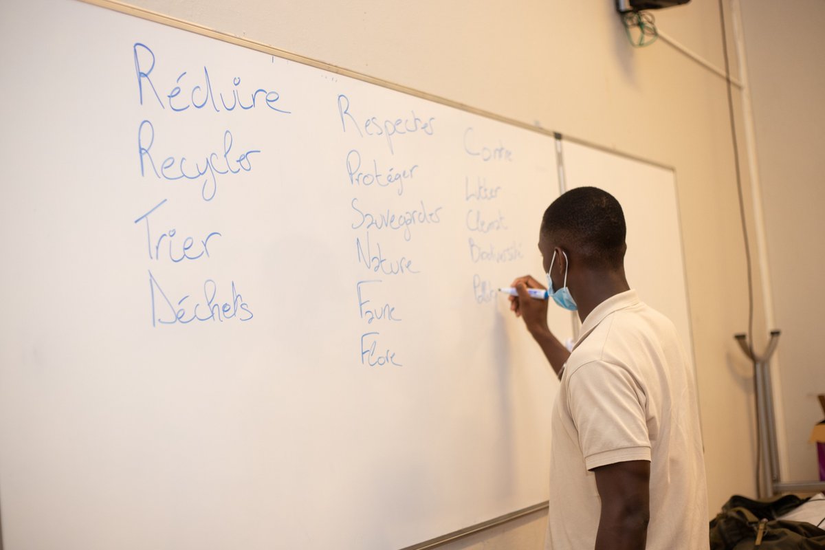 Quelle phrase écologique peux-tu formuler avec l'un de ces mots au tableau ?
Montre-nous ton engagement !
#bonlundi à tous !
#GreenIvory #environnement #ecologie