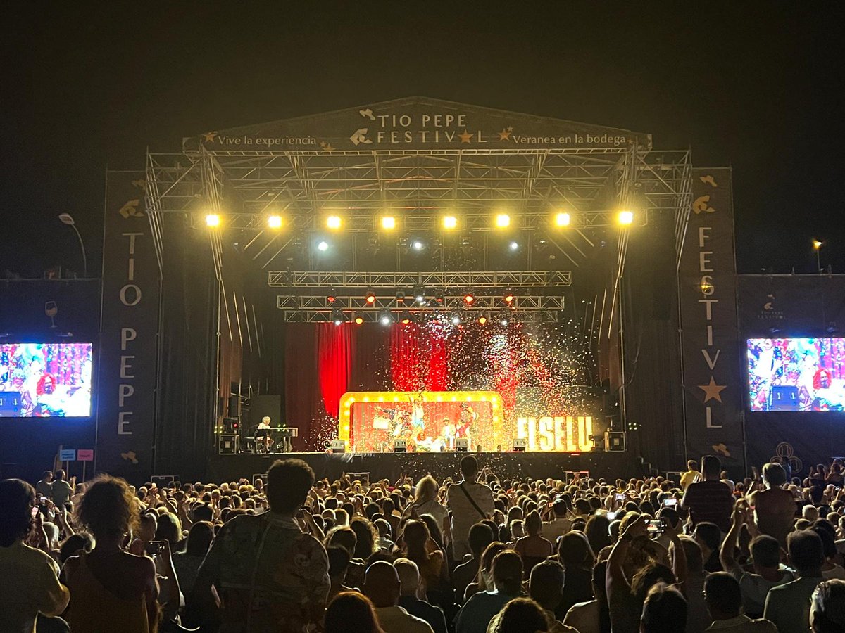 elseluelmusical's tweet photo. ¡Sólo podemos daros las gracias a Jerez y a @tiopepefestival! 

Un público entregado, música y muchas risas, ¿Qué más se puede pedir?
¡Un abrazo muy fuerte a todos los que vinisteis y a los que estáis por venir!  

#ElSeluElMusical está de gira, ¿te lo vas a perder? https://t.co/xBFvk1XEII
