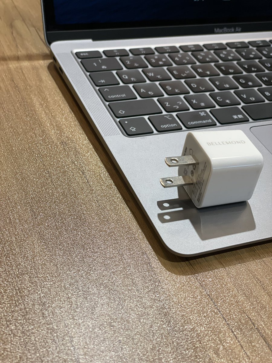 bellemond_jp's tweet photo. この小さい見た目で30W☺️✨一つ持っておくと、リモートワークやカフェでの作業にも便利ですね❣️ホワイトとブラックどっちが好きですか?🤭
👉 https://t.co/CsKbvANxJr
#ベルモンド急速充電器
#UltraMini30W https://t.co/a0hA8VkAbG