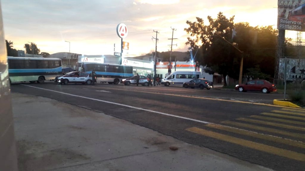 diarioelfortin's tweet photo. #AlertaBloqueo 🚧 Cerrada Carretera 175 en el Crucero del Aeropuerto #Oaxaca por bloqueo de pobladores de Santa María Texcatitlan, #Cuicatlán #25Julio

Maneje con precaución. https://t.co/An1ntDnt15