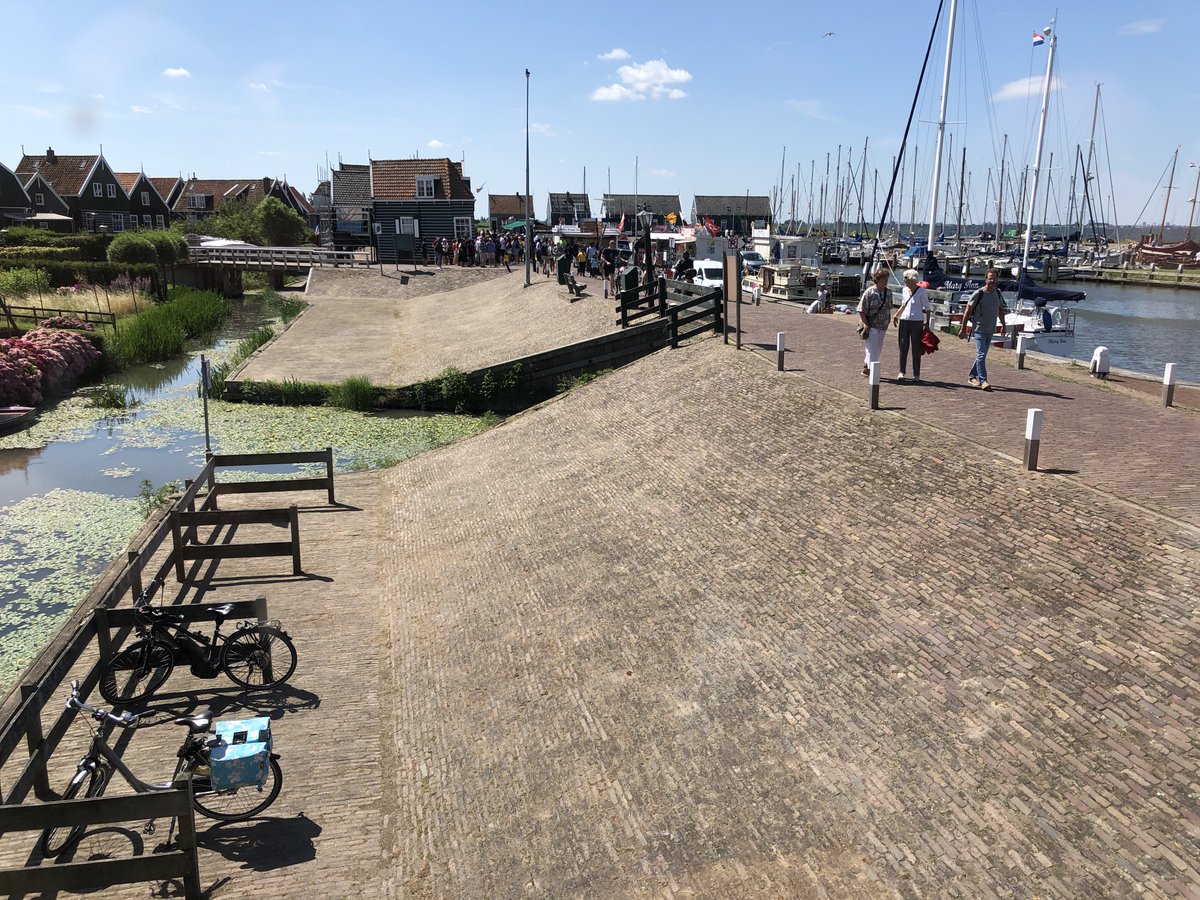 Wat is dit deel van de haven op Marken weer mooi onkruid vrij gemaakt. Kunnen de vele toeristen weer mooie plaatjes maken van 'ons' dorp.
#Marken <a href="/Rijkswaterstaat/">Rijkswaterstaat</a> #MarkerHaven #Havenbuurt <a href="/SignaTerraBV/">Signa Terra</a> <a href="/EcoleonBV/">Ecoleon BV</a> <a href="/LeeuwensteinBV/">Leeuwenstein Groep</a> <a href="/ChristiandeWit/">Christian de Wit</a> #onkruid <a href="/WouterBulthuis/">Wouter Bulthuis</a> #toeristen