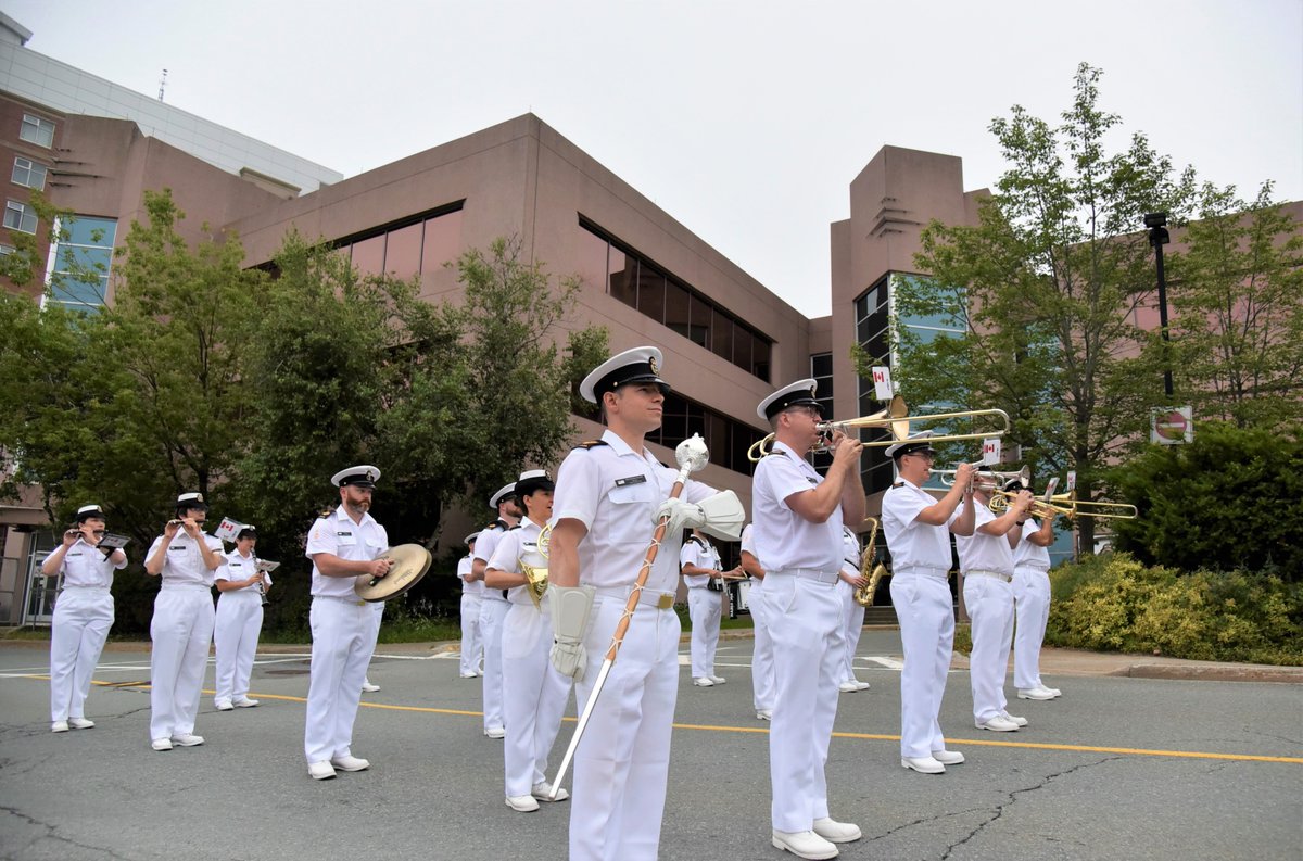 CFB_BFCHalifax's tweet photo. Ce matin, la Musique Stadacona de la @MarineRoyaleCan a joué l’hymne national pendant la cérémonie des couleurs matinale à l’occasion de la passation de commandement 🇨🇦 Bon vent et bonne mer, Capv Williams @WardenNAtlantic! #Prêtsàdiriger #MesFAC #NousLaMarine https://t.co/LNr7XBEeRZ