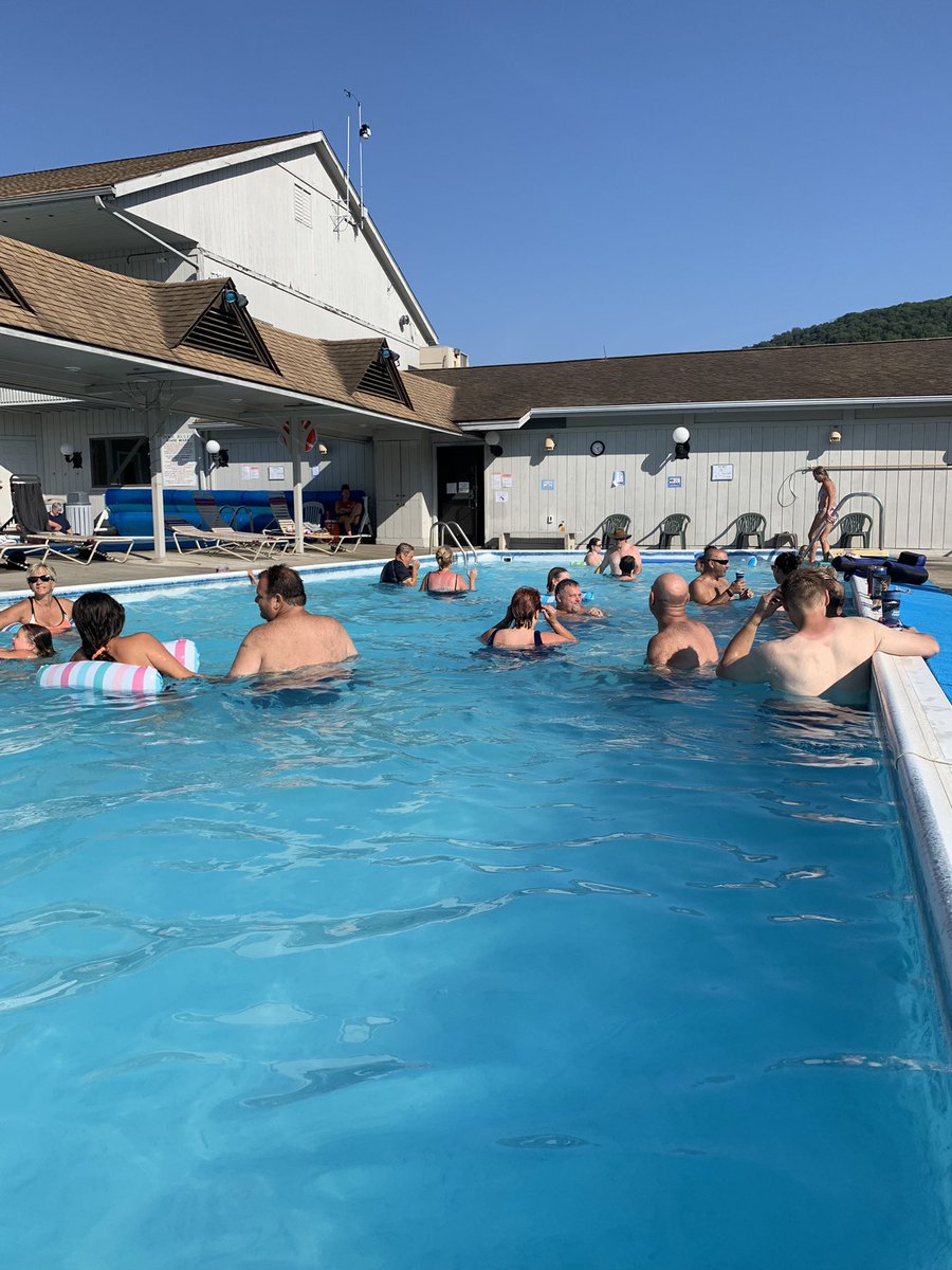 lorrie142's tweet photo. When the whole street is at the pool Sunday funday #locweeklyphoto @LoneOakCG https://t.co/UN5A7Ff1Df