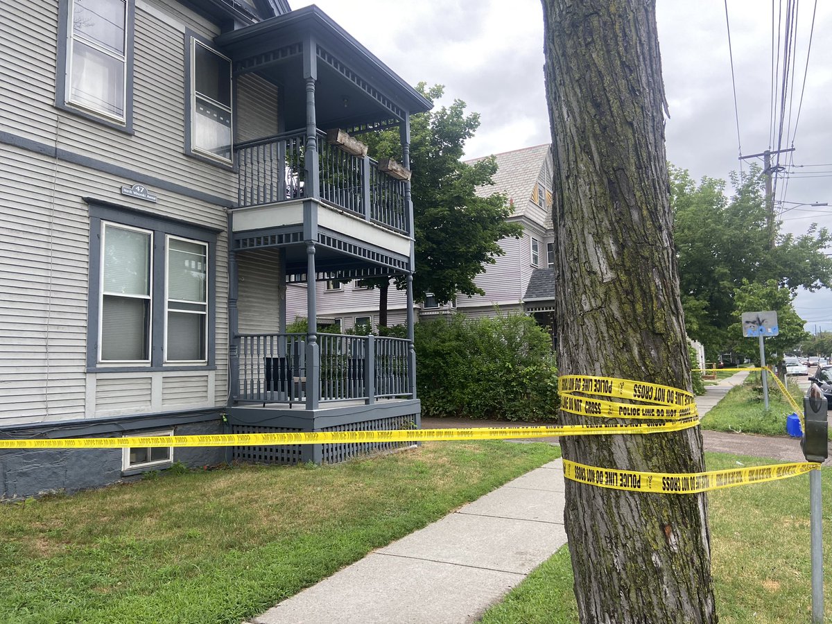 Happening now: 
 Police say 2 people were fatally shot and one person seriously injured on N. Winooski ave around 2:30 in the morning. 

@isabelsreport and I on scene 

Full story tonight on <a href="/WVNYWFFF/">ABC22 & FOX44</a>