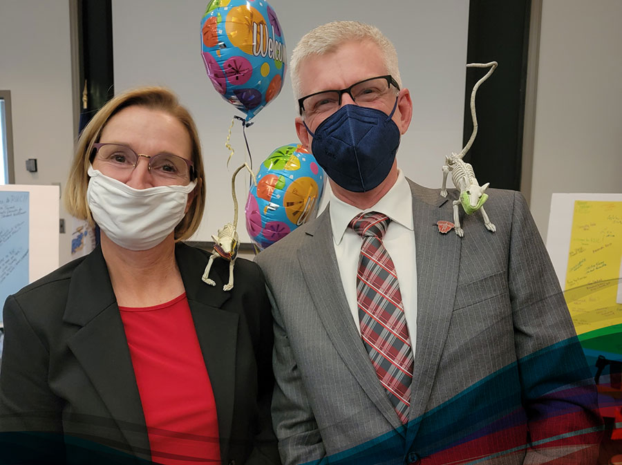 RUCRoanoke's tweet photo. Looking for something fun? Check out the RUC Library FB page for book recommendations, study and research tips and, of course, the ongoing adventures of #Pratchett and #Magrat, pictured here with President Bret S. Danilowicz and First Lady Kay Danilowicz! https://t.co/EIu8w1sjKr https://t.co/iSIPcXriR5